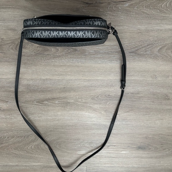 Michael Kors Jet Set Crossbody - Picture 4 of 7